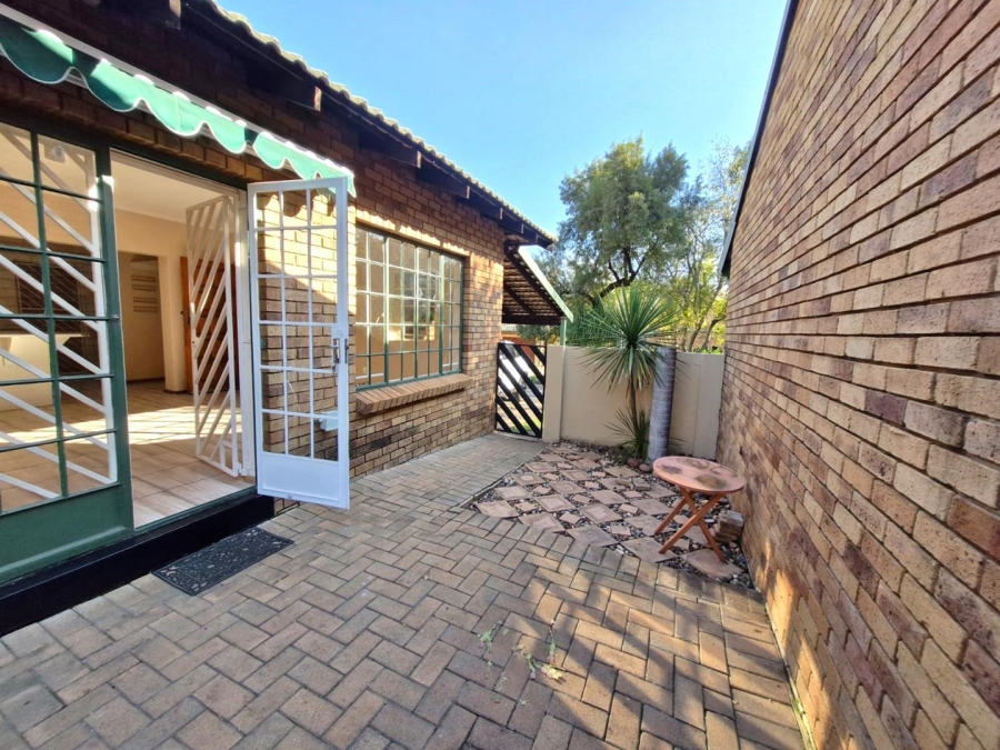 To Let 2 Bedroom Property for Rent in Meerhof North West